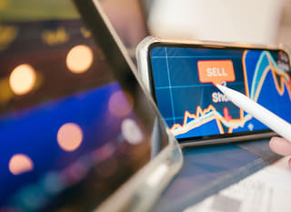 Analyste de marché examinant des options sur Bitcoin, Ethereum et le forex