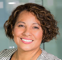 Claire Ashford, responsable de la conformité et experte en finance, portrait.